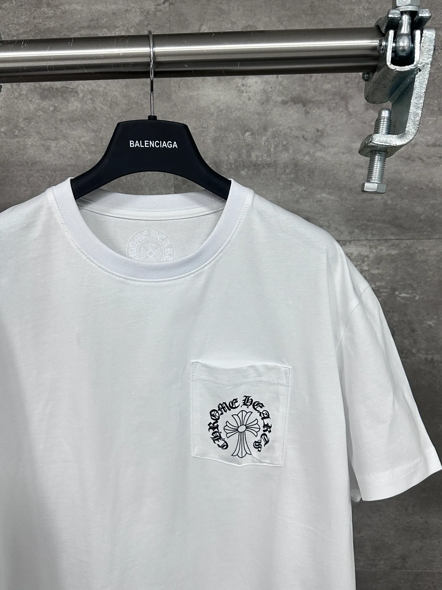 🅿️250 🔥 CH Crow Heart Classic pocket Sanskrit printed casual loose short-sleeved T-shirt, same style for men and women, black print and white color matching, code size S M L, all sizes are available in stock. Process description: Made of combed cotton high-density ice-permeable fabric, ribbed custom-woven and dyed. The printing uses imported glue printing. Every wiring detail is strictly in accordance with YB to achieve 100% restoration of ZG quality.
